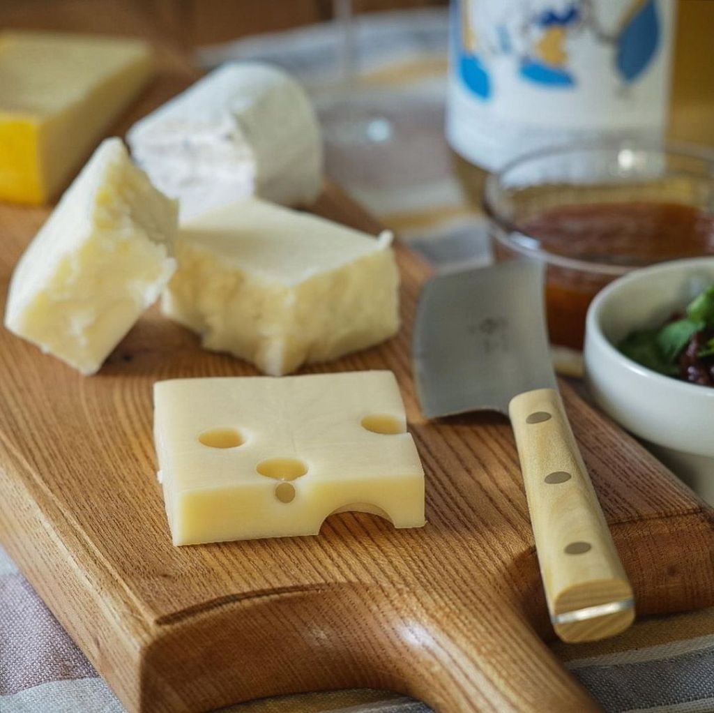 How to Taste Cheese Like a Pro ? 4 tips help you !